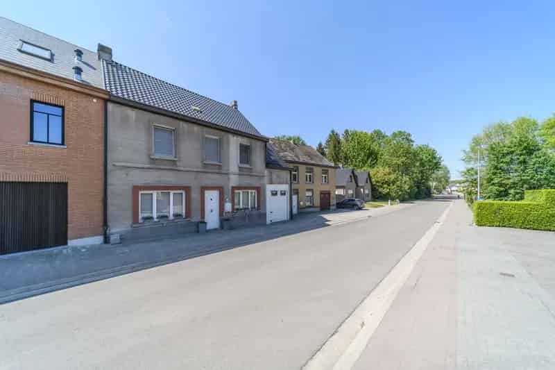 Ruime, licht op te frissen gezinswoning te Erondegem