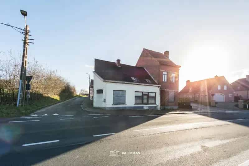 Te renoveren hoekwoning met koer en garage...