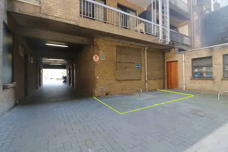 Autostandplaats aan de jachthaven (Franchommelaan) vlak aan de achterzijde van de Zeedijk.