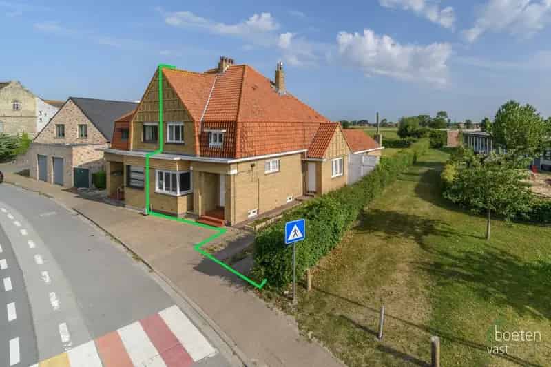 Alveringem: woonhuis op mooie centrale ligging, met een zalige diepe tuin op 834m² grondoppervlakte, renovatieproject met heel wat potentieel!