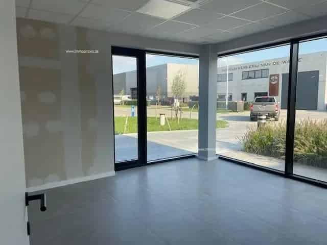 Nieuwbouw kantoorruimte te huur in Oostrozebeke