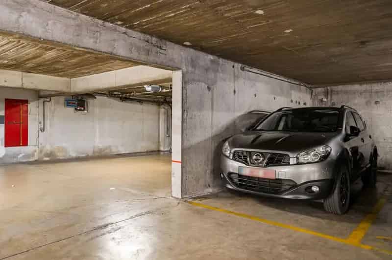Ondergrondse autostaanplaats te koop in Berchem!