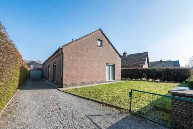 Vrijstaande woning te Lokeren met garage en tuin