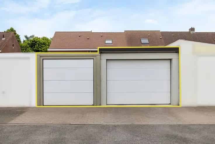 Huis Te Koop: Gezinswoning met Tuin Garages en Zonnepanelen