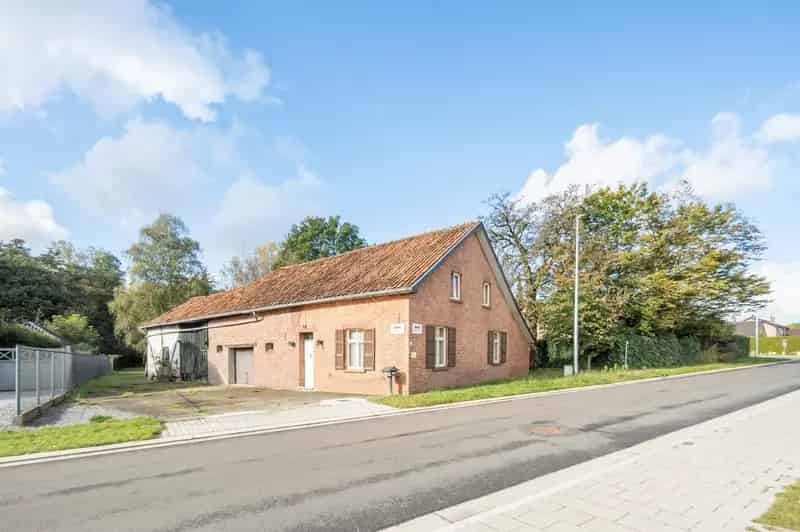 Ruime bouwgrond van 23a 55ca met te renoveren woning.
