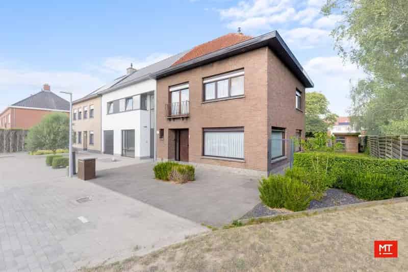 Kloeke, halfopen woning met 3 slaapkamers, garage en tuin op een rustige locatie in Wervik