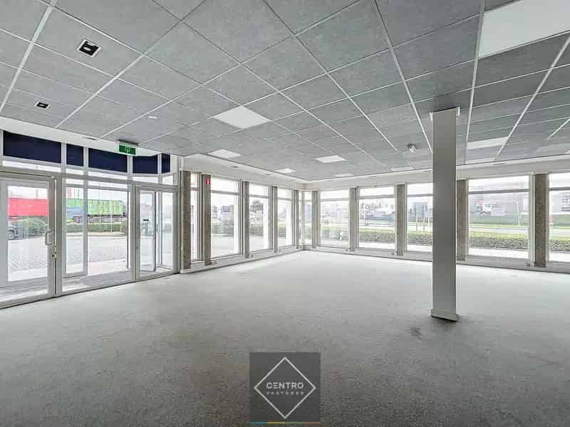 Schitterend gelegen KANTOOR/WINKELRUIMTE (AAA-locatie met TOP visibiliteit !) te Roeselare.
