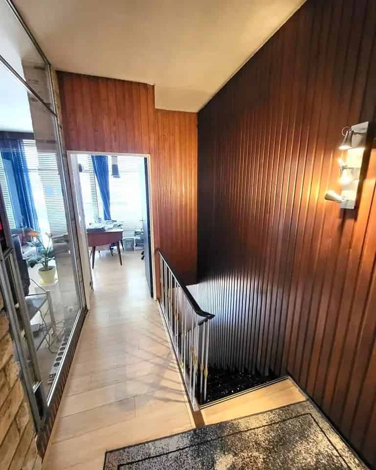 Woning met ruime dubbele garage.