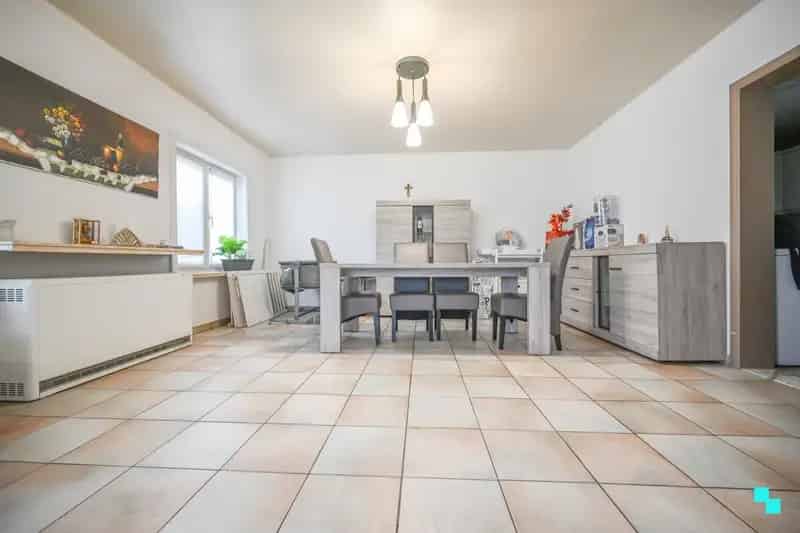Woning met handelsruimte op gunstige locatie in Beveren-Leie