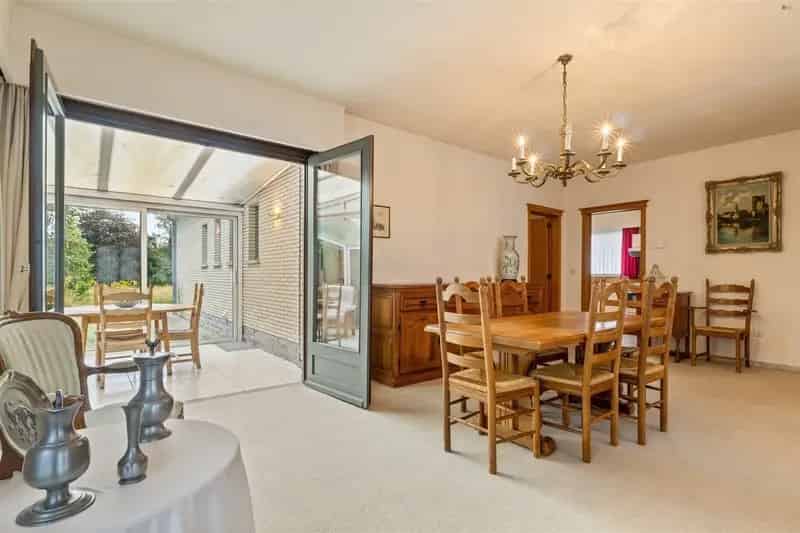 Goed onderhouden, ruime bungalow op 594m² grond
