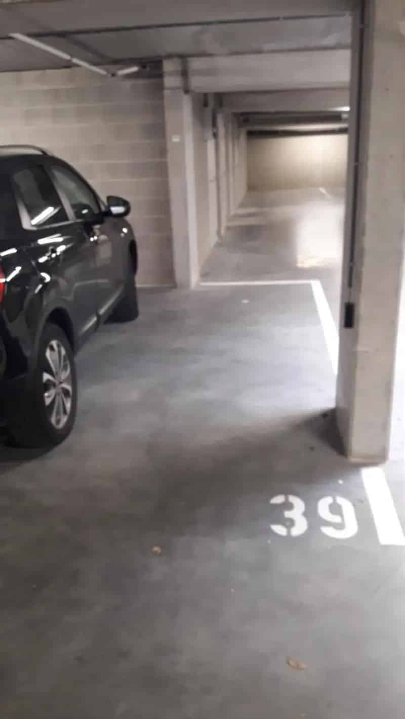 2 ondergrondse autostaanplaatsen , vlotte bereikbaarheid centrum.