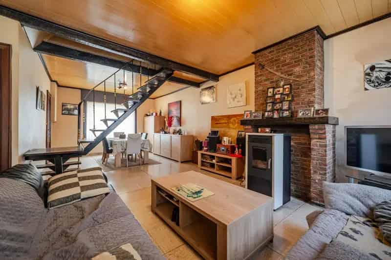 Te renoveren woning met garage, uitweg en grote tuin in hartje Zwevegem