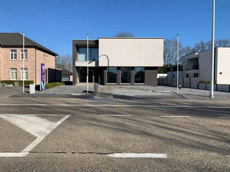 Multifcufunctioneel bedrijfsgebouw met appartement op zichtlocatie