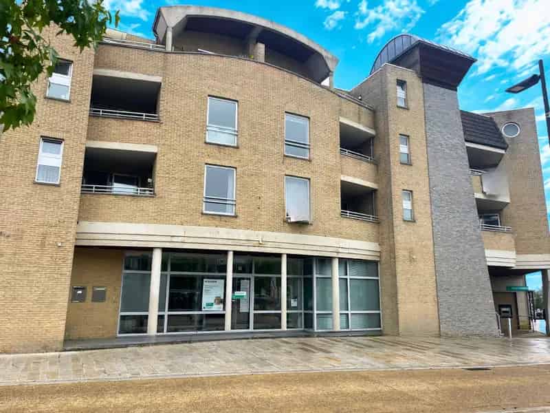 Handelsgelijkvloers 433m² met 3 parkings en kelder op commerciële topligging