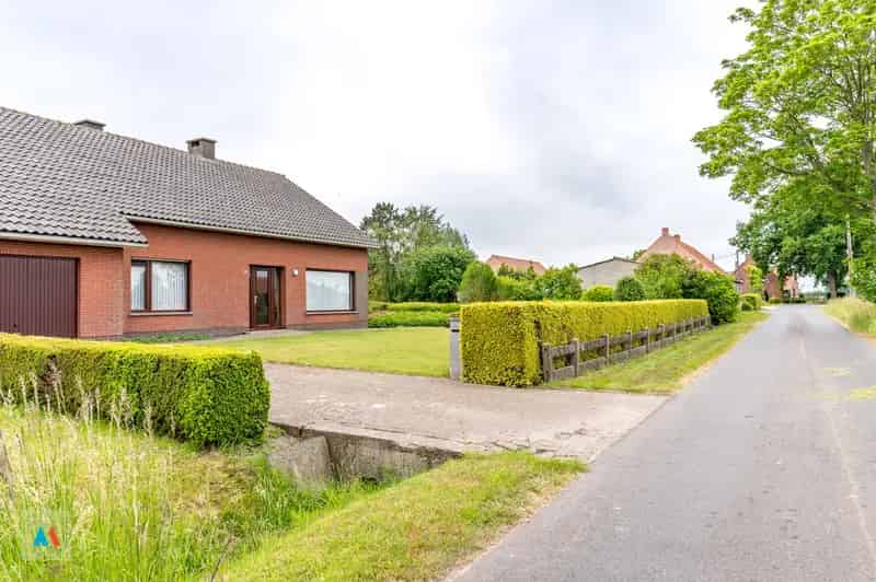 Huis te huur Loenhout: Zonevreemde woning met bijgebouwen