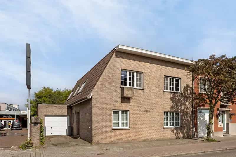 Ruime gezinswoning met achterliggend magazijn en garages te Mortsel