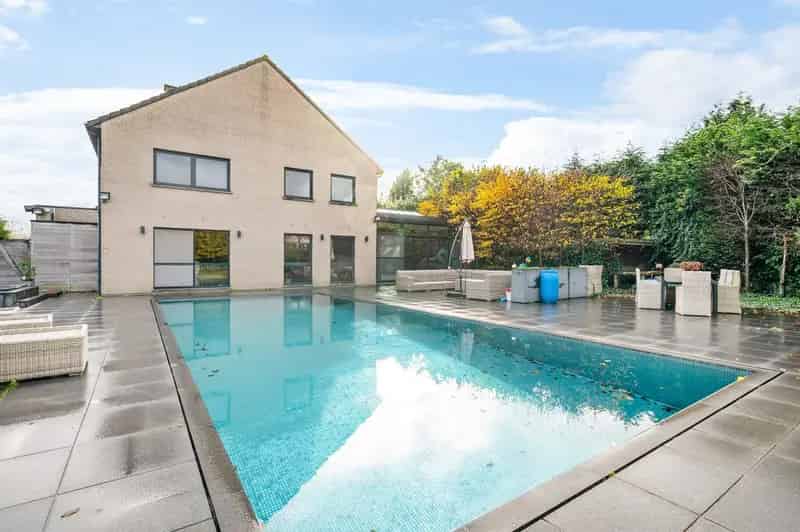 Exclusieve vrijstaande woning met zwembad in villawijk