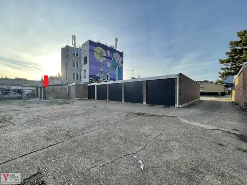 Garagebox in residentiële woonwijk Mariakerke