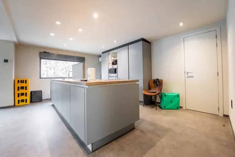 Verrassend ruime woning met 9 slaapkamers, 3 badkamers en 3 toiletten op een mooi perceel