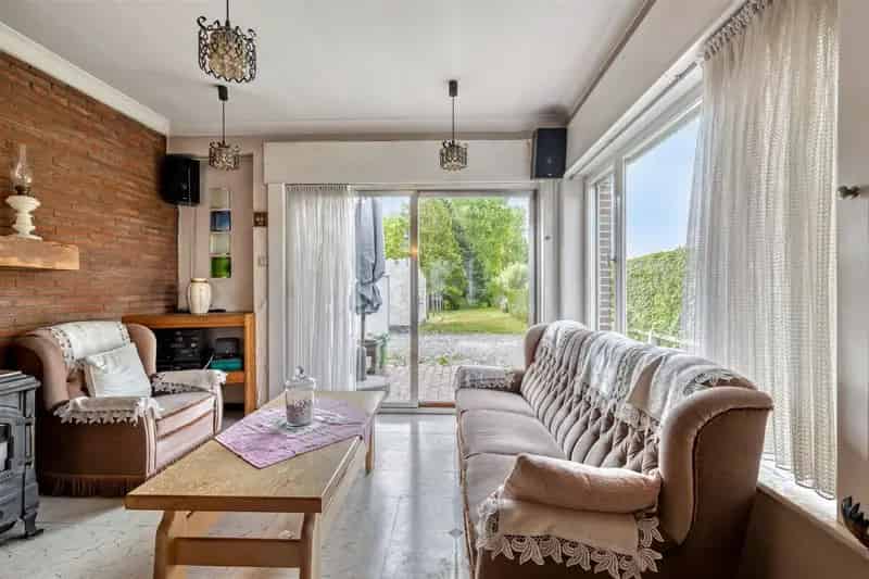 Driegevelwoning gelegen in groene omgeving