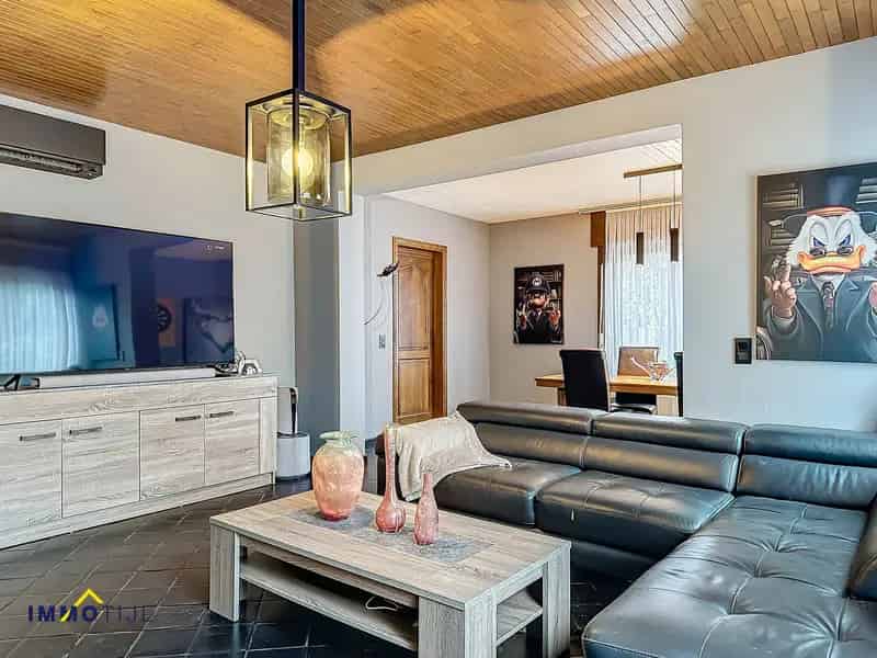 Ruime woning met 2 magazijnen op prachtig perceel grond!