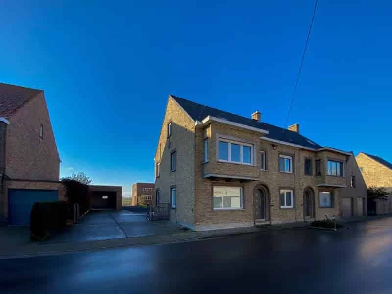 Woning met 4 slaapkamers, garage, loods en tuin.