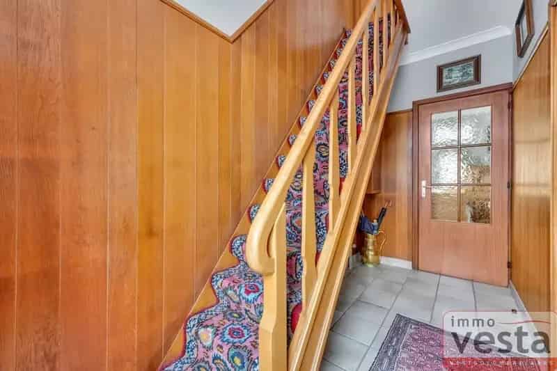 Landelijke woning met met mogelijkheid tot 4 slaapkamer, garage, tuin en toegang via achtergelegen weg.
