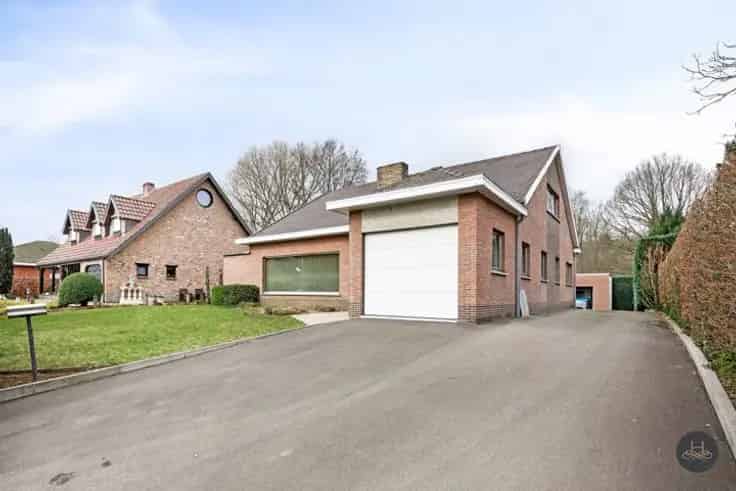 Huis Te Koop Aarschot: Op te frissen woning met ruime loods
