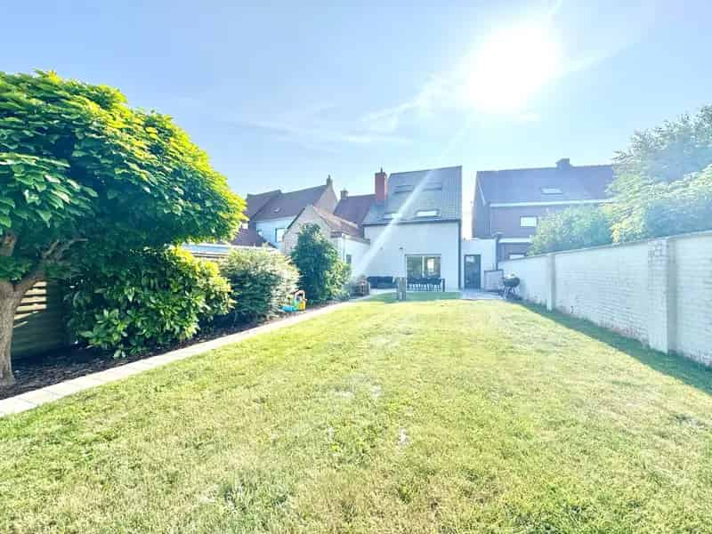 WONING MET 4 KAMERS - TUIN - GROTE CARPORT & UITWEG ACHTERAAN - 433 M²