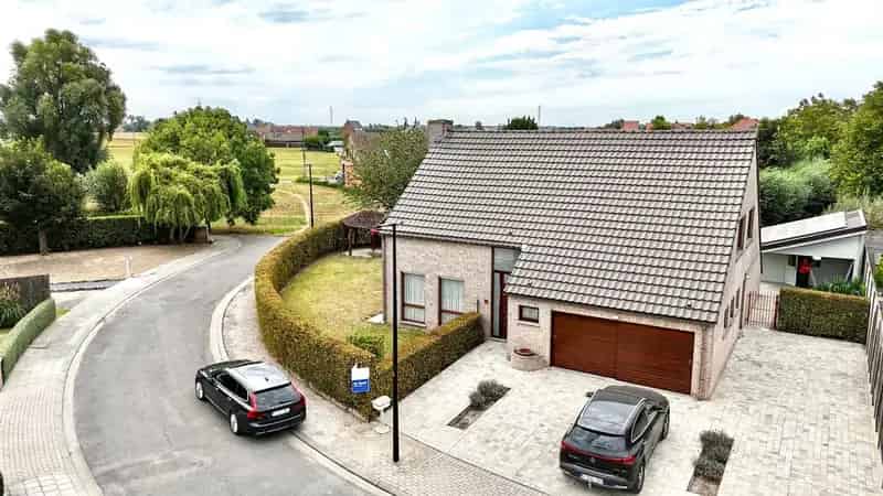 Alleenstaande woning met 4 slaapkamers, dubbele garage