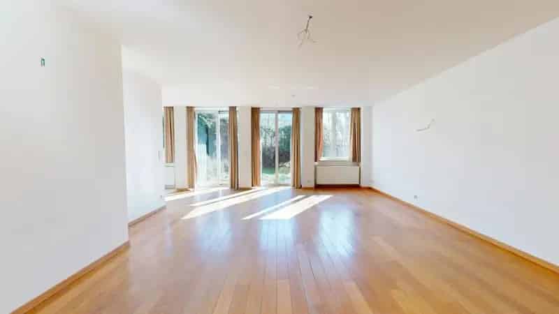 
                                                                    Appartement
                                                                             te koop te Schaerbeek
                                                                