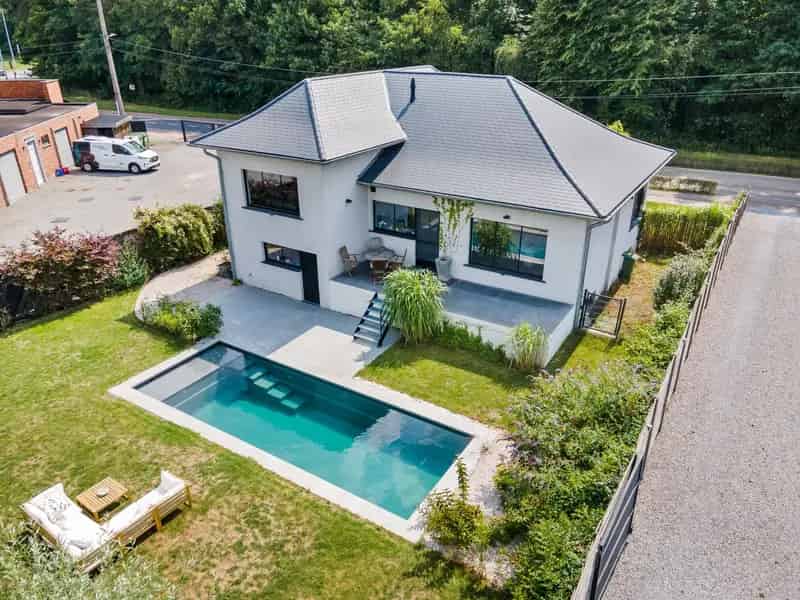 Luxueuze woning (191 m²) met zwembad op gunstige ligging te koop!