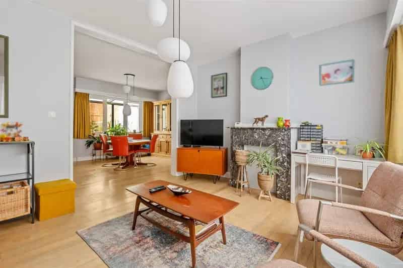 Goede onderhouden woning met grote tuin in dorpskern.