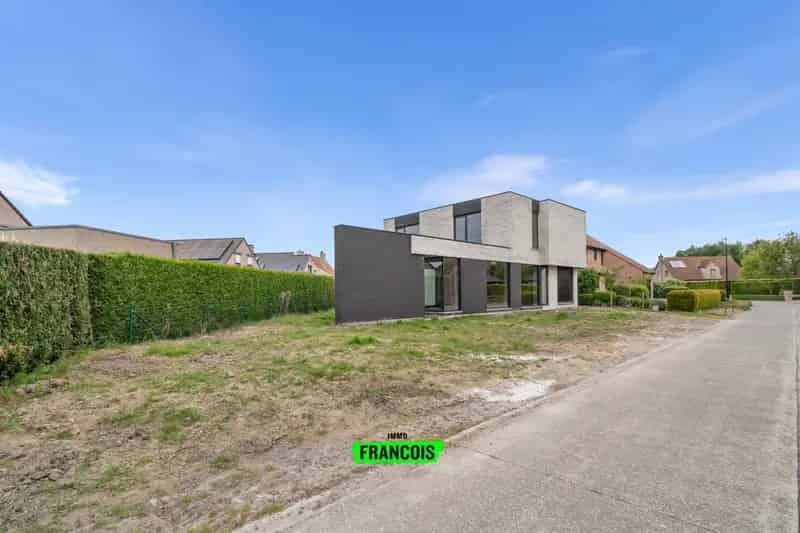 Riant af te werken nieuwbouwvilla met 3 slaapkamers in rustige wijk.