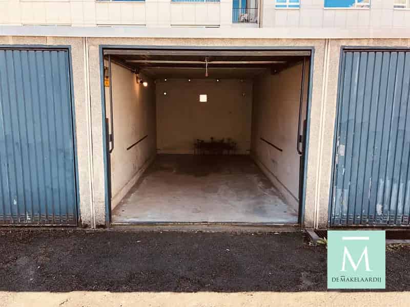Garagebox en 2 Autostaanplaatsen te Koop