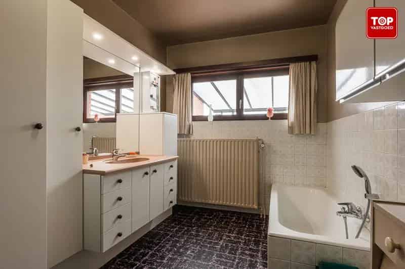 Ruime op te frissen gezinswoning met 4 slaapkamers,  zonnige tuin en garage.