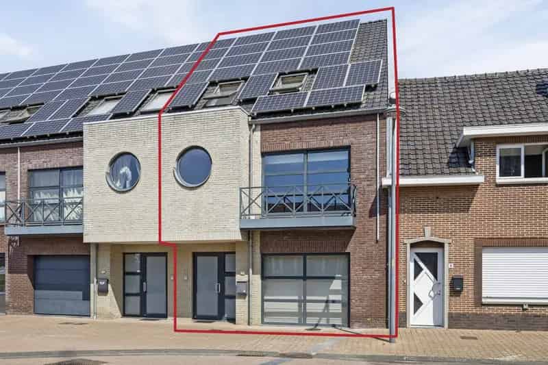Woning met 2 slpk. en praktijkruimte in centrum Kinrooi.
