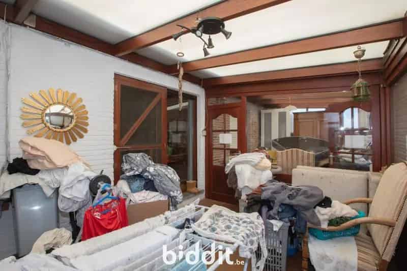 Woning met potentieel, ruime garage en tuin te Assebroek 