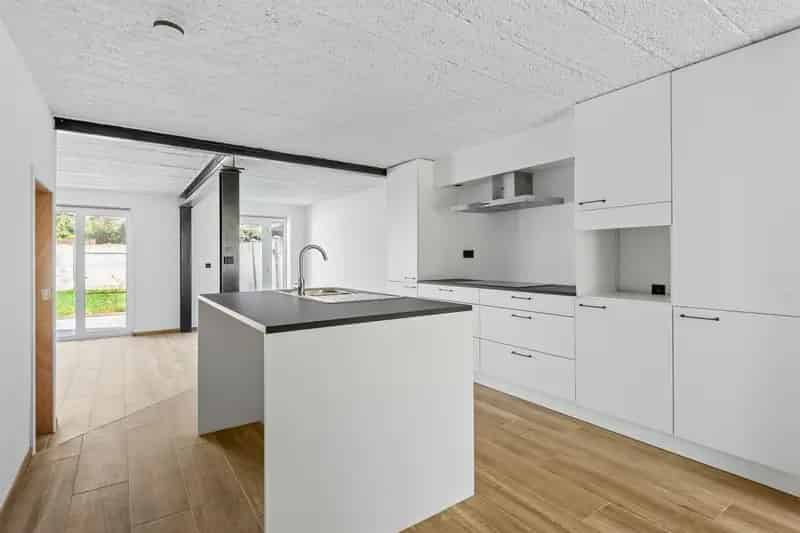 Gerenoveerd appartementsgebouw met 3 app