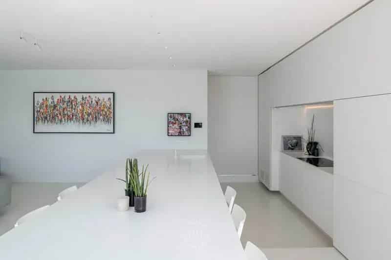 Architecturale villa met zwembad en vergezicht
