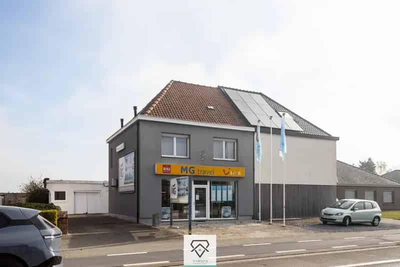 Halfopen woning met handelsruimte en duplexappartement te koop in Evergem