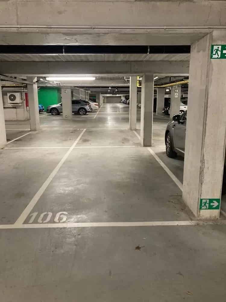 Ondergrondse staanplaats op gunstige locatie.