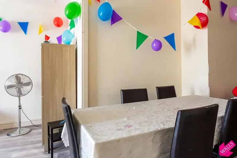 Ruim te renoveren appartement met 2 slaapkamers en terras 8429894