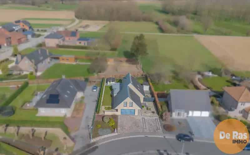 HILLEGEM - Villa in een rustige straat nabij invalswegen