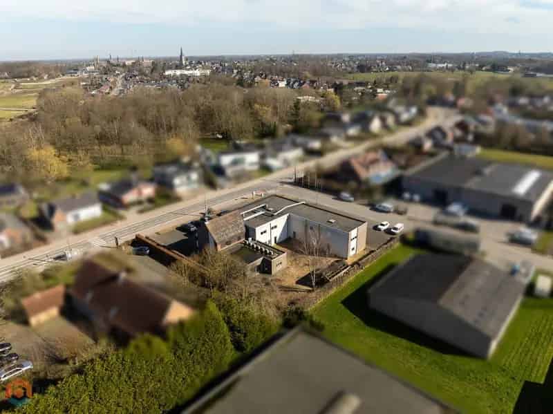 Veelzijdig kantoorgebouw met ruime parking op 2433 m²