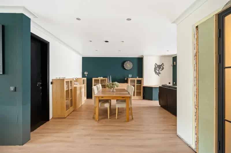 Deels af te werken woning met 4 slaapkamers, dubbele garage en tuin