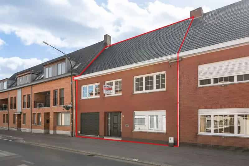 Zeer ruime woning met 4 slpks., tuin en inpandige garage.