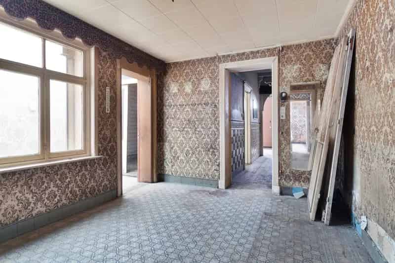 Te renoveren woning met zeer grote garage !