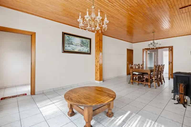 Te renoveren woning met 5 slpks en magazijn