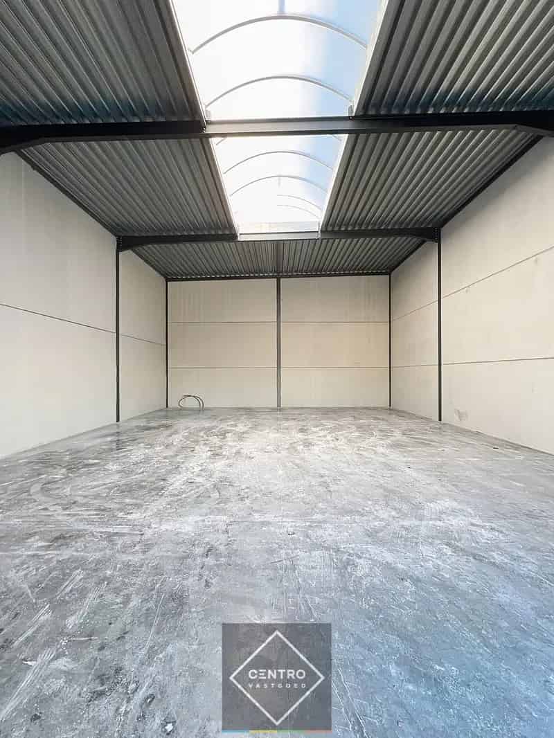 NB MAGAZIJN 216m²  (vrije hoogte 7m !) , voorzien van sectionaalpoort, deur, raam en 3 parkeerplaatsen te SLEIHAGE (Oostnieuwkerke).